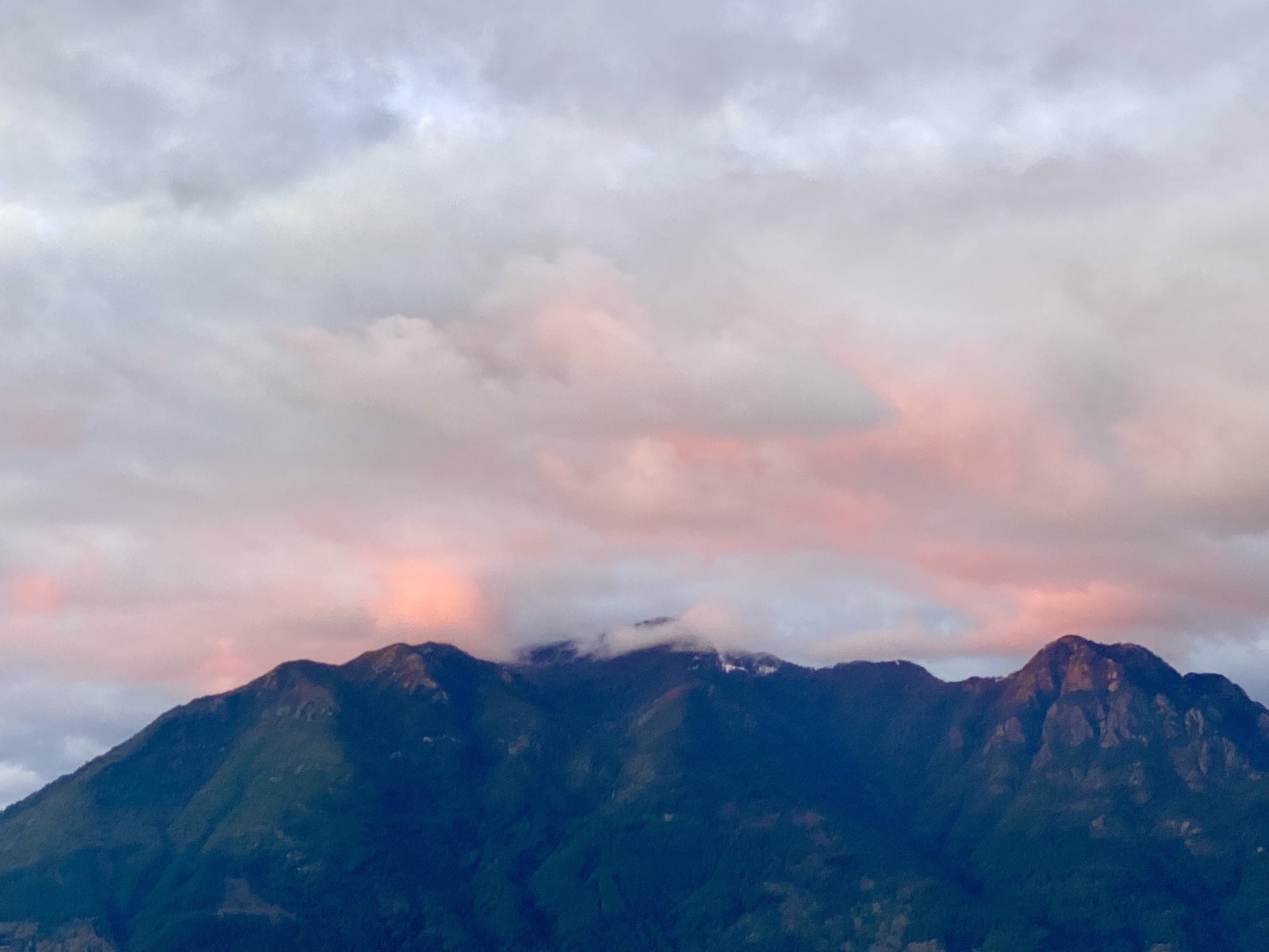Atardecer sobre las montañas del sector Quelhue, Pucón